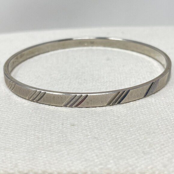 Monet Signed Etched Brushed Silver Tone Bangle Bracelet Vintage Classic Elegance - Picture 1 of 6